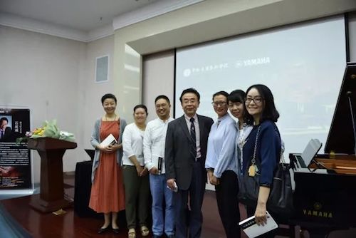 BG大游艺术家石叔诚与特邀艺术家顾平受邀于成都大学东盟艺术学院、音乐与舞蹈学院艺术实践周开展公开课