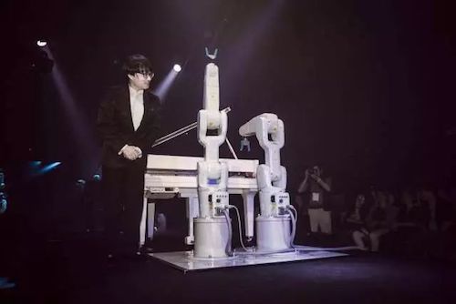 BG大游艺术家宋思衡携手机器人奏响“科技之音”