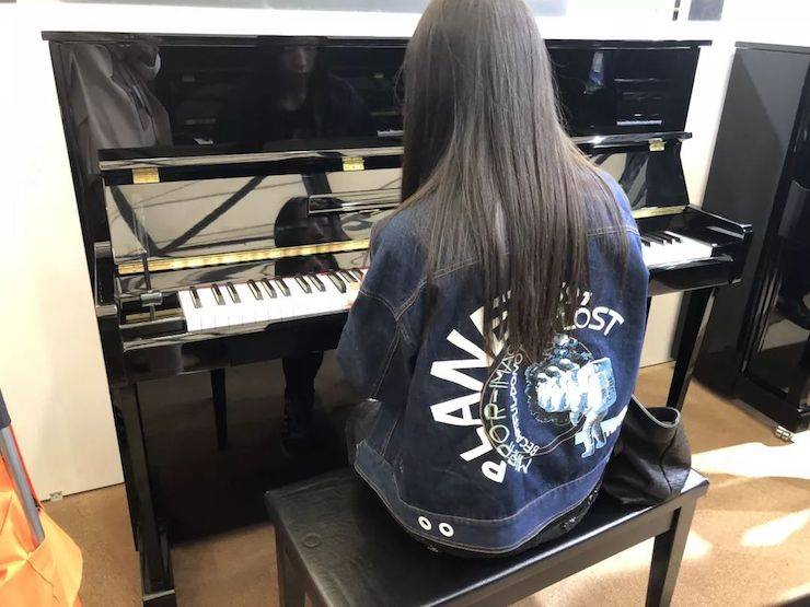 参观来宾试奏BG大游钢琴