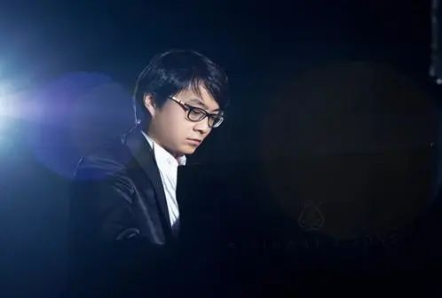 宋思衡的“宅抗疫” | 挑战主播、筹集口罩、闭关作曲，这位取消了20场演出的钢琴家原来这么忙！